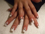 Zselés műköröm, lakk díszítéssel